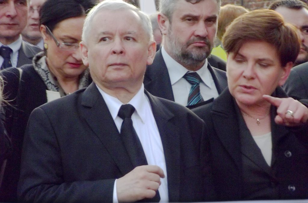 Dlaczego Kaczyński nie wyrzuca Szydło?